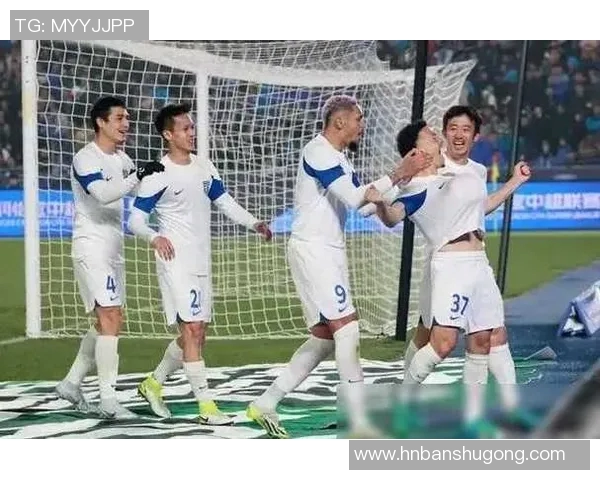 恒大再次夺冠!中超巅峰对决北京国安,胜负悬念引无数球迷狂热祈盼 恒大再次夺冠!中超巅峰对决北京国安,胜负悬念引无数球迷狂热祈盼